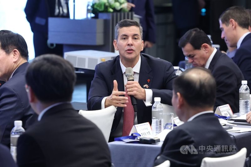 2026巴拉圭共和國肉品推廣暨投資商機說明會8日下午在台北晶華酒店登場，巴拉圭總統潘尼亞（Santiago Peña Palacios ，另譯：貝尼亞）（中）會中回應與會者提問。中央社記者趙世勳攝　115年5月8日