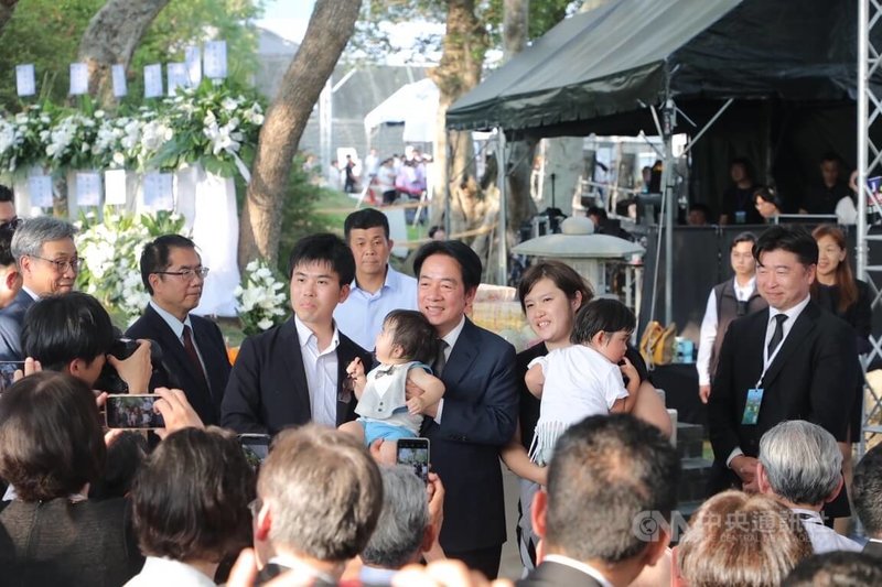 總統賴清德（中）8日前往台南烏山頭水庫追思建造者、日本土木工程師八田與一，也抱著八田與一後代互動。中央社記者張榮祥台南攝 115年5月8日