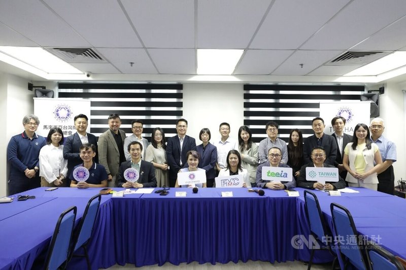 台灣半導體相關業者8日拜會大馬台灣商會聯合總會，了解馬來西亞投資與產業環境。圖為大馬台商總會總會長蔡欣恬（前排左3）與財團法人精密機械研究發展中心副總經理周麗蓉（前排右3）和與會台灣業者合影。中央社記者黃自強吉隆坡攝　115年5月8日