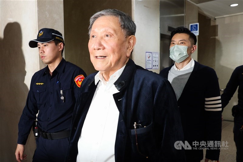 威京集團主席沈慶京（中）涉案遭判刑10年，再繳交保證金3000萬元後深夜離開台北地院。（中央社檔案照片）