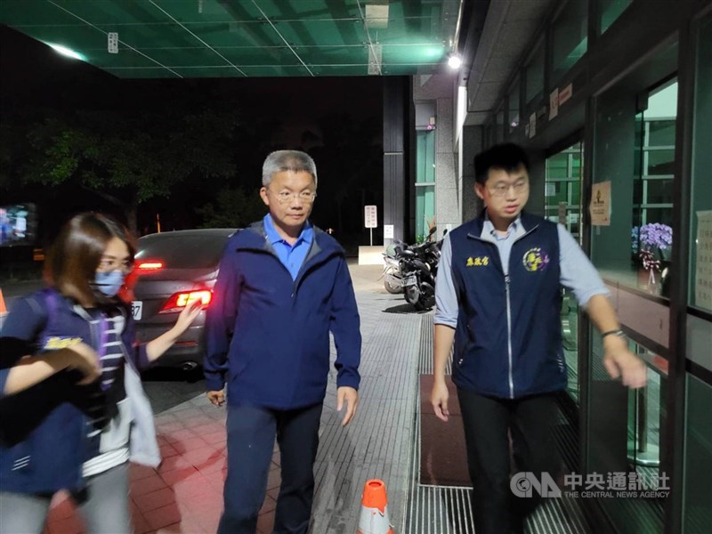 宜蘭縣三星鄉長李志鏞（中）涉犯貪污治罪條例，宜蘭地方法院4月21日依收賄罪判處12年徒刑、褫奪公權3年，可上訴。（中央社檔案照片）
