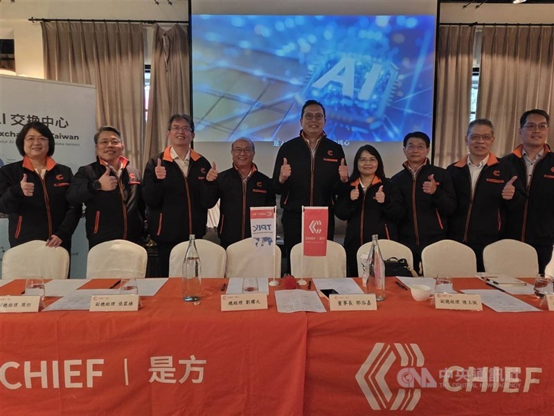 圖為是方電訊董事長邵泓嘉（右5）與總經理劉耀元（左4）率領營運團隊合影。（中央社檔案照片）