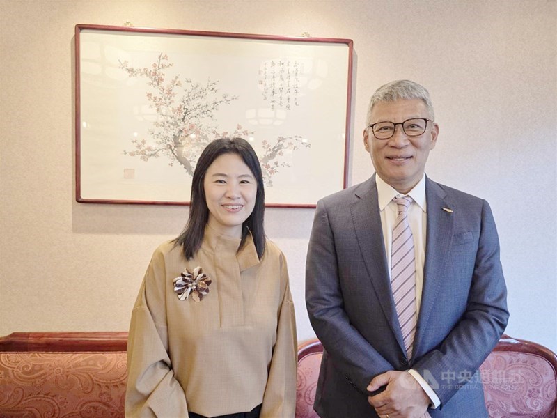 左中菲行物流集團董事長錢文君，右為總經理施振昇。（中央社檔案照片）