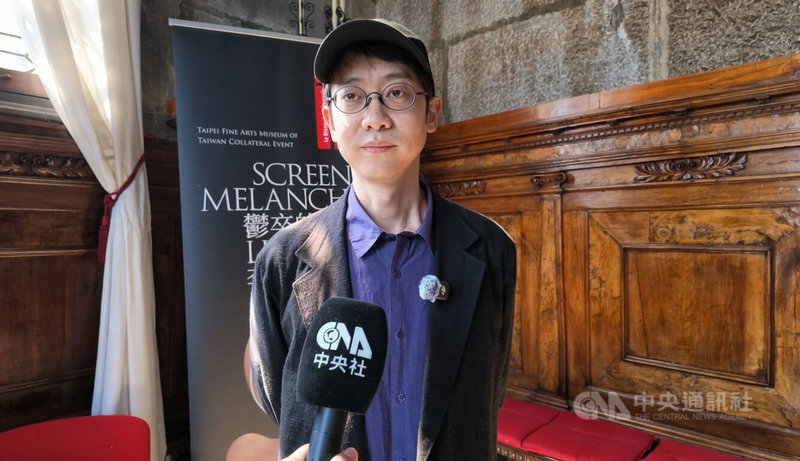威尼斯藝術雙年展台灣館今年由台灣藝術家李亦凡代表參展，他接受中央社專訪分享作品。中央社記者黃雅詩威尼斯攝　115年5月8日