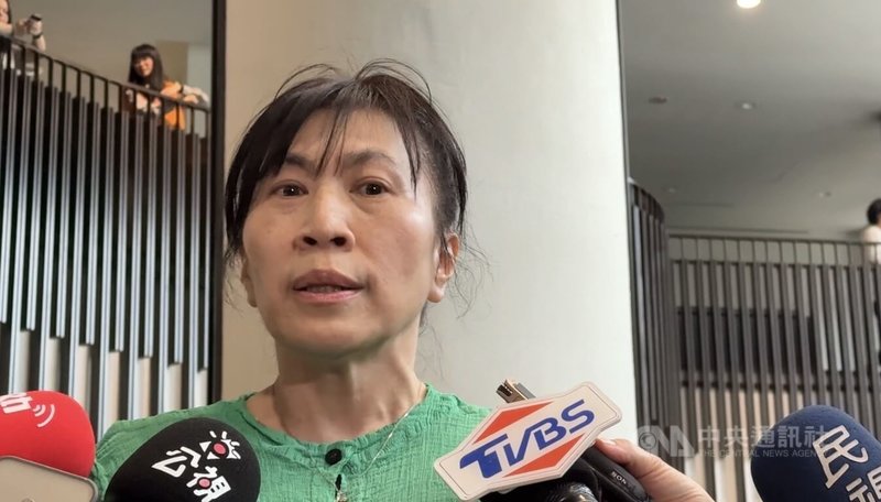針對三班護病比入法，中華民國護理師護士公會全國聯合會理事長陳麗琴（前）8日表示，爭取多年終獲落實，不僅能減輕護理負荷，更有助人力回流並穩定職場環境。中央社記者沈佩瑤攝　115年5月8日