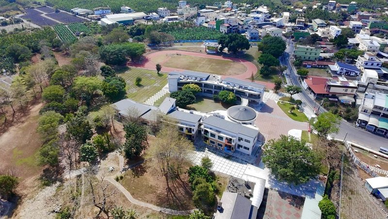 屏東潮州鎮四林國小新校園設計以「森林、綠色隧道、大武山」為核心，將校園定位為「森林入口」，校舍主體規劃為2層樓建築共21間教室，8日舉行落成啟用典禮。（屏東縣政府教育處提供）中央社記者黃郁菁傳真　115年5月8日