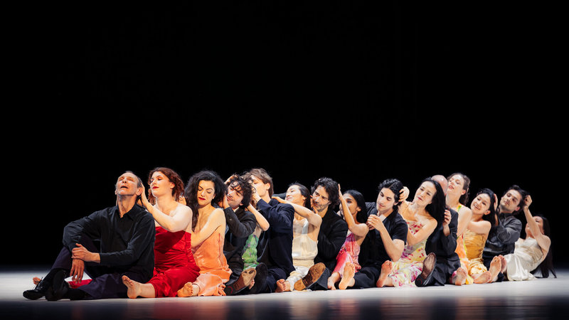 德國編舞家碧娜．鮑許（Pina Bausch）生前最後一部創作「如石頭上的青苔」8日起至11日於台北國家戲劇院呈現，由現任烏帕塔舞蹈劇場成員重新演繹，其中台灣舞者余采芩及田采薇亦是演出重要亮點之一。（國家兩廳院提供，李佳曄攝）中央社記者邱祖胤傳真　115年5月8日