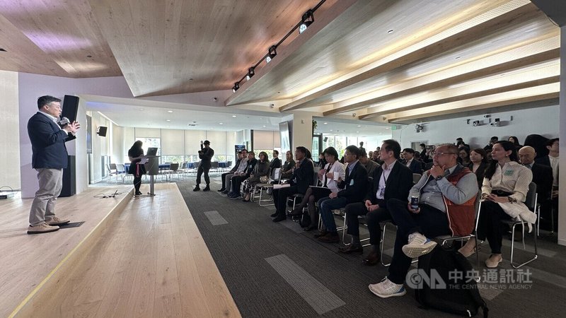 駐舊金山辦事處長伍志翔（左）接待SelectUSA新創企業，致詞談台美科技合作。中央社記者張欣瑜舊金山攝　115年5月8日