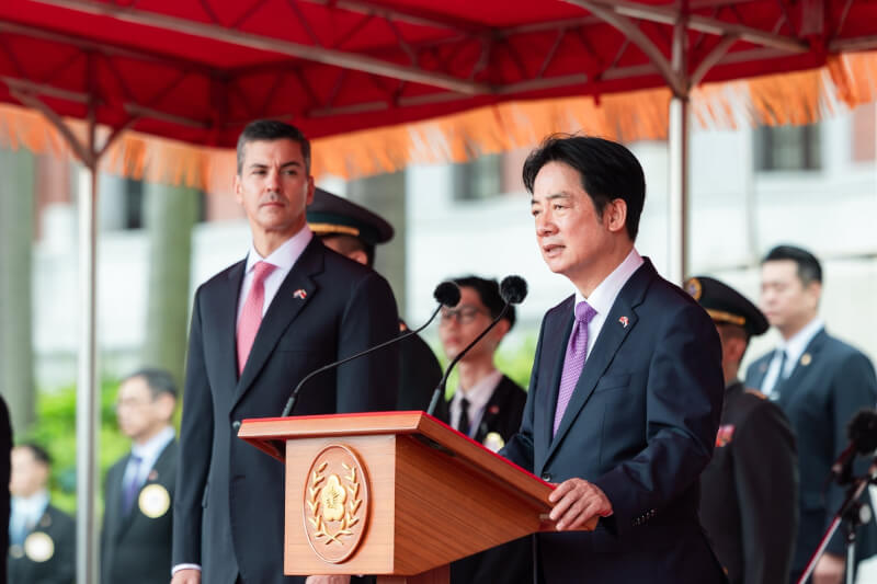 總統賴清德（右）8日上午以隆重軍禮歡迎巴拉圭總統潘尼亞（左）。（總統府提供）