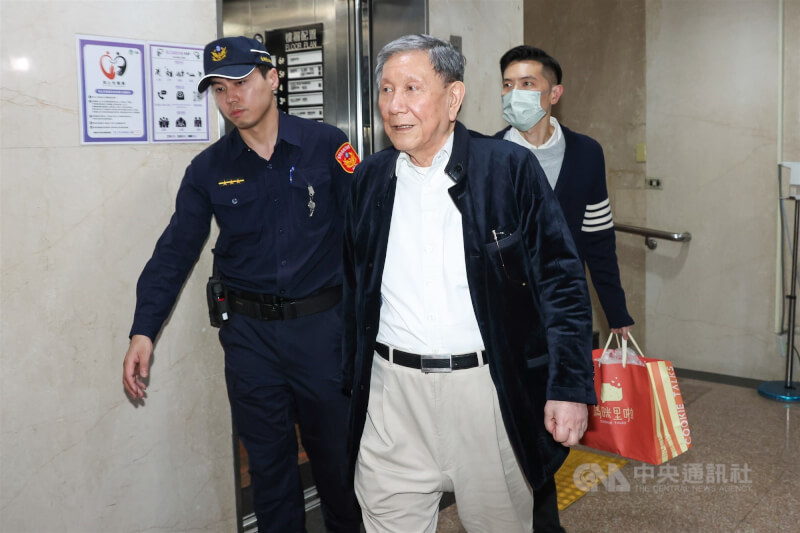 中石化旗下鼎越開發買京華城土地涉違證券交易法案8日偵查終結，威京集團主席沈慶京（前）遭北檢起訴求刑26年。（中央社檔案照片）