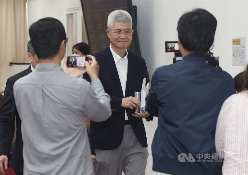 第8屆公視董事會僵局未解，針對公視董事長胡元輝（中）適任資格，國民黨立委羅智強7日在立法院教育及文化委員會開議前，要求胡元輝離席。中央社記者張新偉攝　115年5月7日
