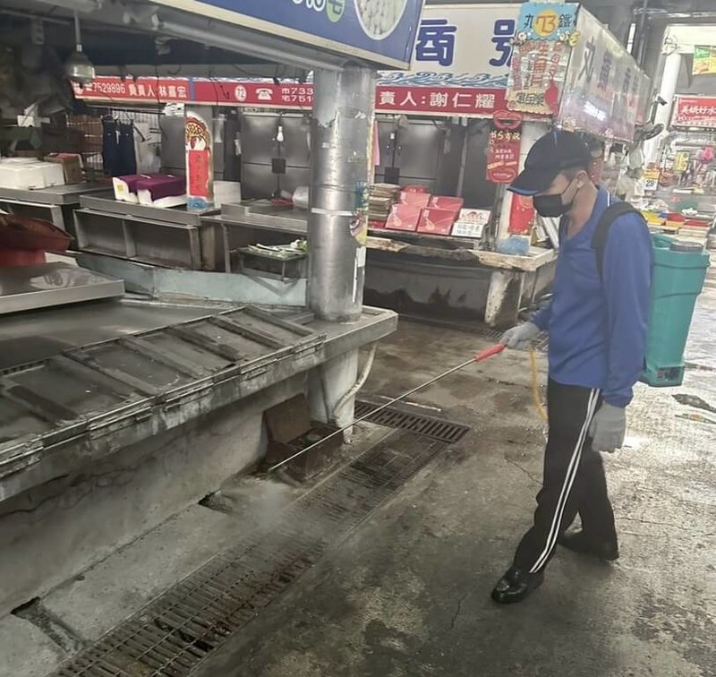 屏東縣政府啟動30處公民有市場防鼠機制，並進行清潔消毒，提升環境衛生管理。（屏東縣政府提供）中央社記者李卉婷傳真　115年5月8日