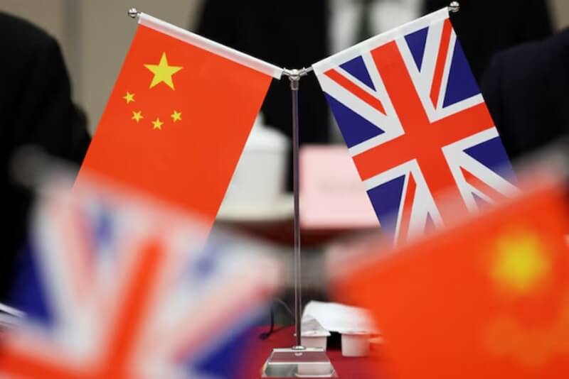 圖為英國與中國國旗。（路透社）