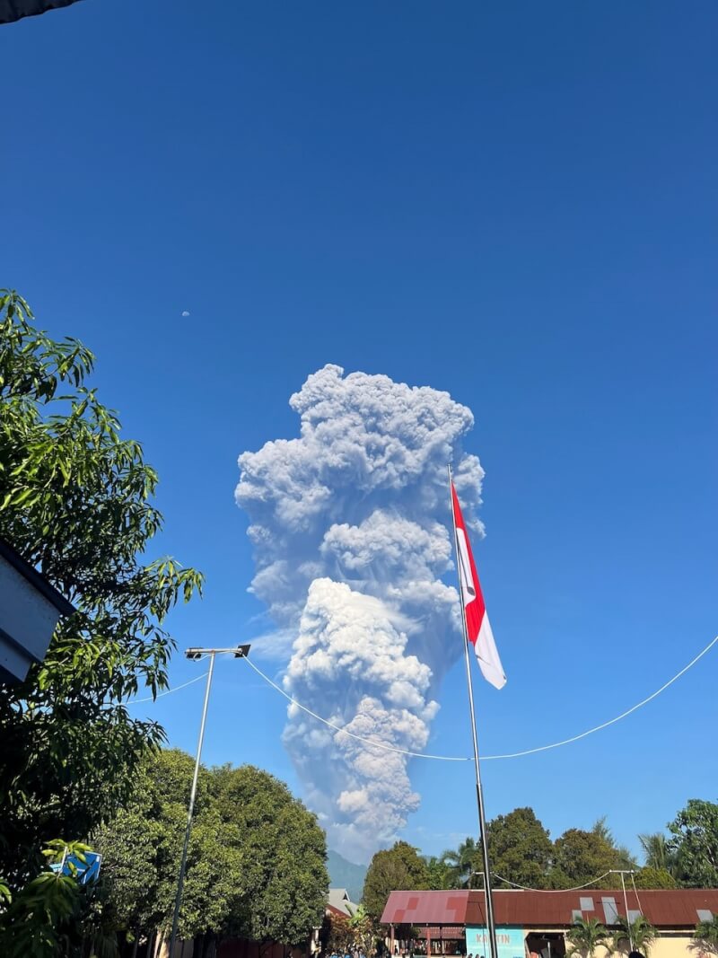 印尼哈馬赫拉島的杜科諾火山8日突然噴發，當地警方證實3名登山客身亡。（Jhon Frengki Manipa/via 路透社）