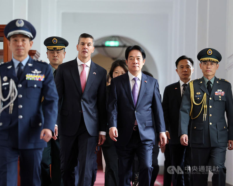 總統賴清德（中右）8日在總統府與巴拉圭共和國總統潘尼亞（Santiago Peña，另譯：貝尼亞）（中左）進行雙邊會晤，盼進一步深化雙邊經貿合作。中央社記者郭日曉攝　115年5月8日