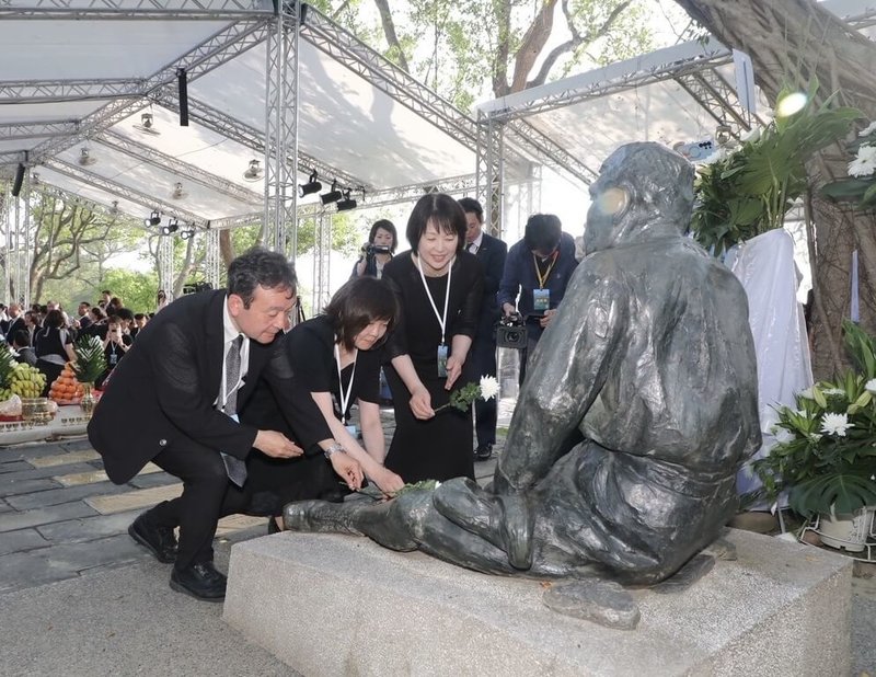 前日本首相安倍晉三夫人安倍昭惠（前左2）8日參加在台南市烏山頭水庫舉辦的「八田與一追思會」，獻花追思逝世84週年的日本土木工程師八田與一。（台南市政府提供）中央社記者張榮祥台南攝 115年5月8日