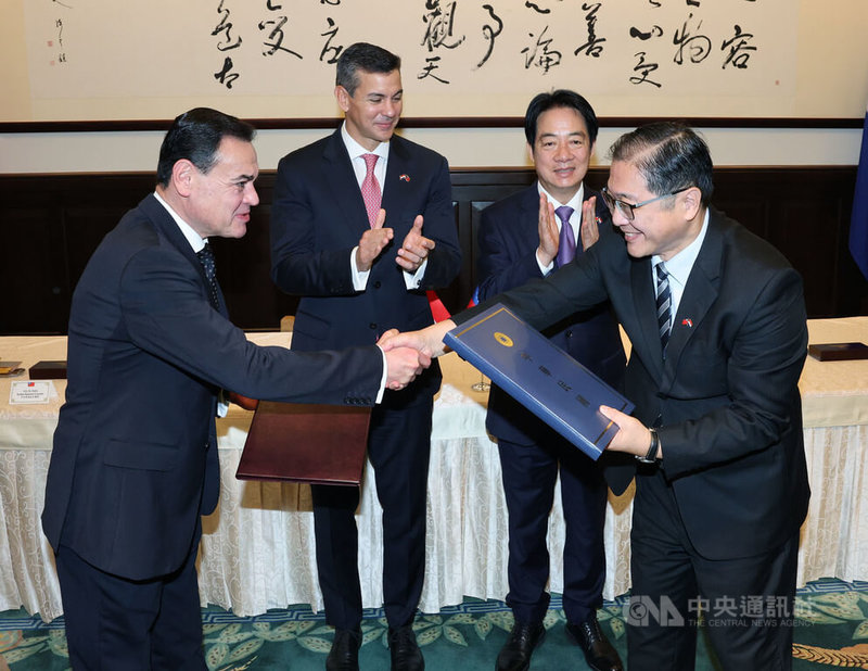總統賴清德（後右）8日在總統府與巴拉圭共和國總統潘尼亞（Santiago Peña，另譯：貝尼亞）（後左）進行雙邊會晤，並共同見證兩國簽署「台巴刑事司法互助條約」，強化打擊跨國犯罪合作。中央社記者郭日曉攝　115年5月8日