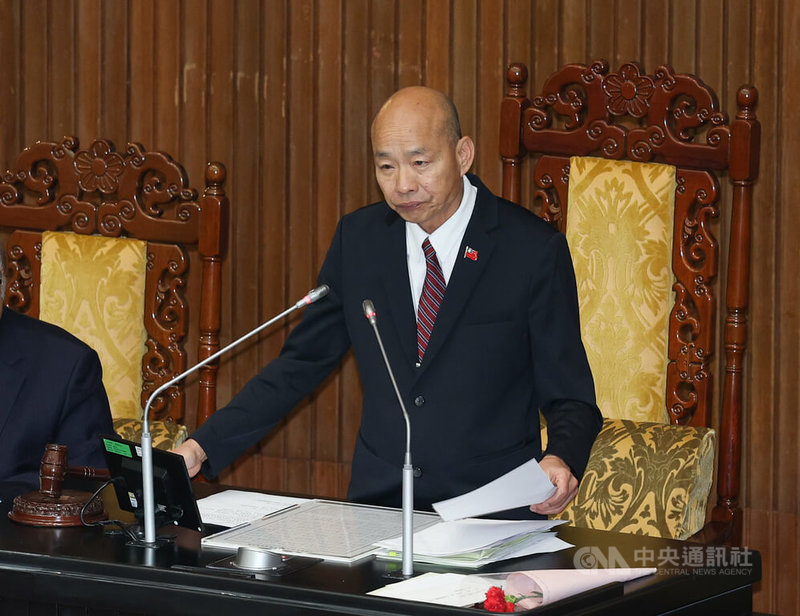 立法院會8日三讀修正醫療法部分條文，除三班護病比入法，違反者依規定處罰並限期改善，未改善者，按次連續處罰，處罰達3次，屆滿1年未改善者，處1個月以上1年以下停業處分。圖為立法院長韓國瑜敲槌。中央社記者謝佳璋攝　115年5月8日