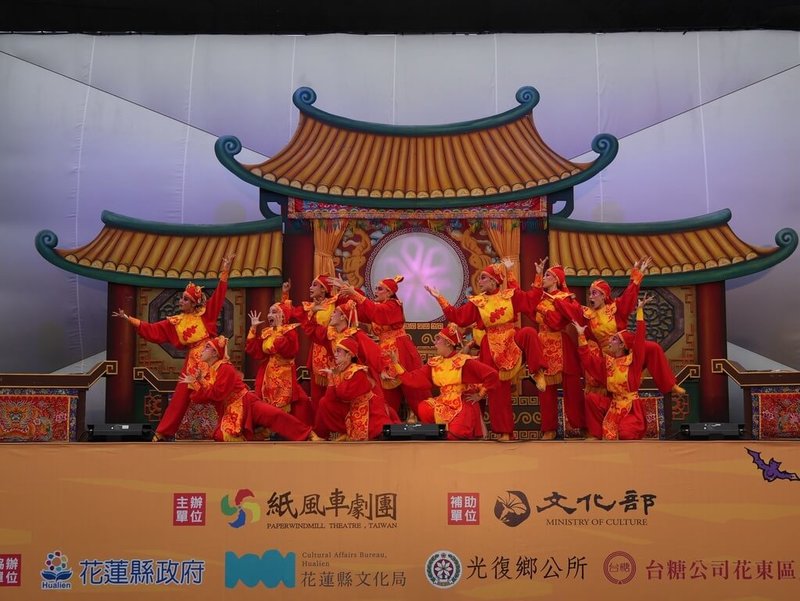 紙風車劇團「順風耳的新香爐」台語版巡演9日前進花蓮觀光糖廠演出，超過1500名鄉親攜家帶眷前往共賞。（紙風車提供）中央社記者趙靜瑜傳真  115年5月9日