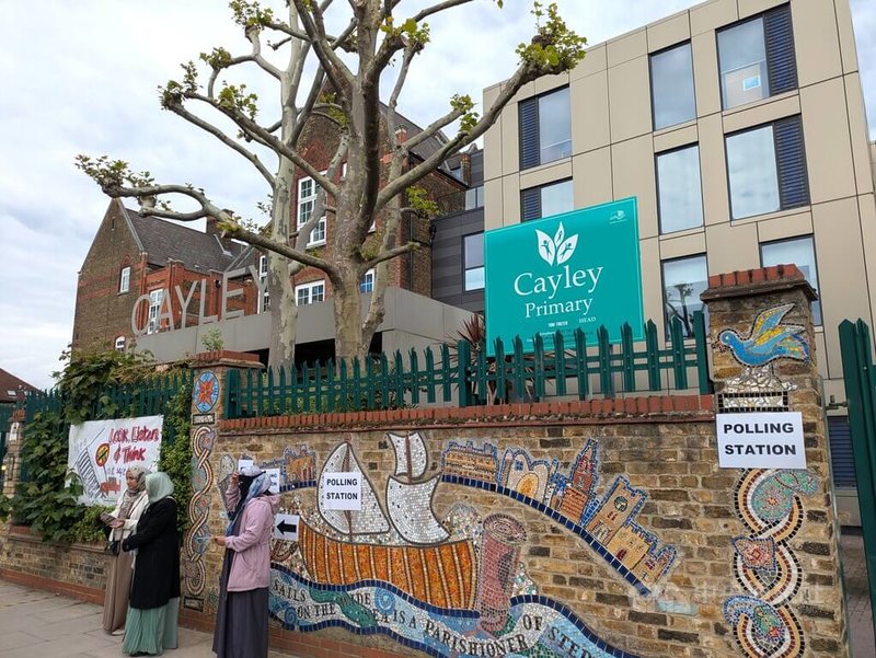 英國7日舉行地方選舉，以學校等空間為投票所，表定投票時間於晚間10時結束，各地連夜開票，至倫敦時間9日凌晨仍未開完。中央社記者陳韻聿倫敦攝　115年5月9日