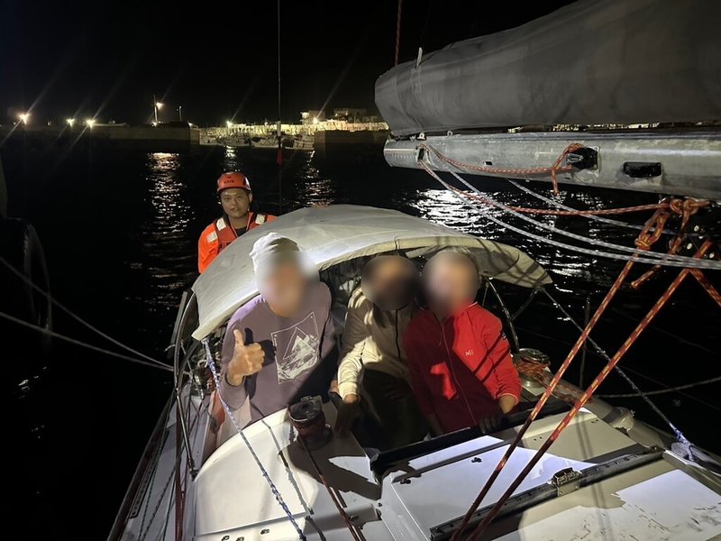 烏克蘭籍KARAANA-KAPAAHA帆船8日傍晚疑主帆繩索斷裂，澎湖海巡隊前往救援戒護，引導進西嶼外垵漁港，人船平安。（澎湖海巡隊提供）  中央社  115年5月9日