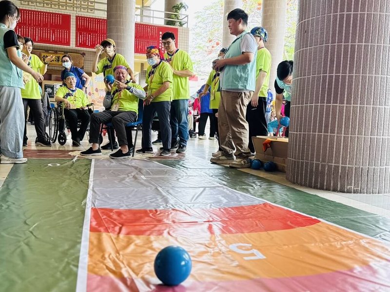 115年屏東縣日照運動會9日在潮州高中熱鬧登場，透過簡易且具成效競賽項目，讓長輩在參與過程中維持規律身體活動，延緩身體功能退化。圖為長輩開心投球展活力。（屏東縣政府長照處提供）中央社記者黃郁菁傳真 115年5月9日