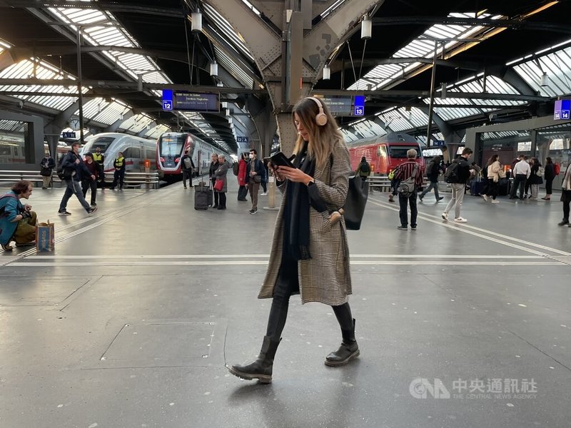 蘇黎世中央車站是袋型車站，火車駛入後，月台前端如同起跑線，列車齊頭排列。出入月台並不設置刷卡閘門，通行方便。中央社記者郭芳君蘇黎世攝115年5月09日