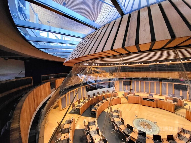 英國7日舉行地方選舉，包括全面改選威爾斯議會，威爾斯民族黨（Plaid Cymru）躍升議會最大黨，工黨痛失近百年來在當地政治的主導地位。圖為威爾斯議會（Senedd）議場與旁聽席。中央社記者陳韻聿倫敦攝　115年5月9日