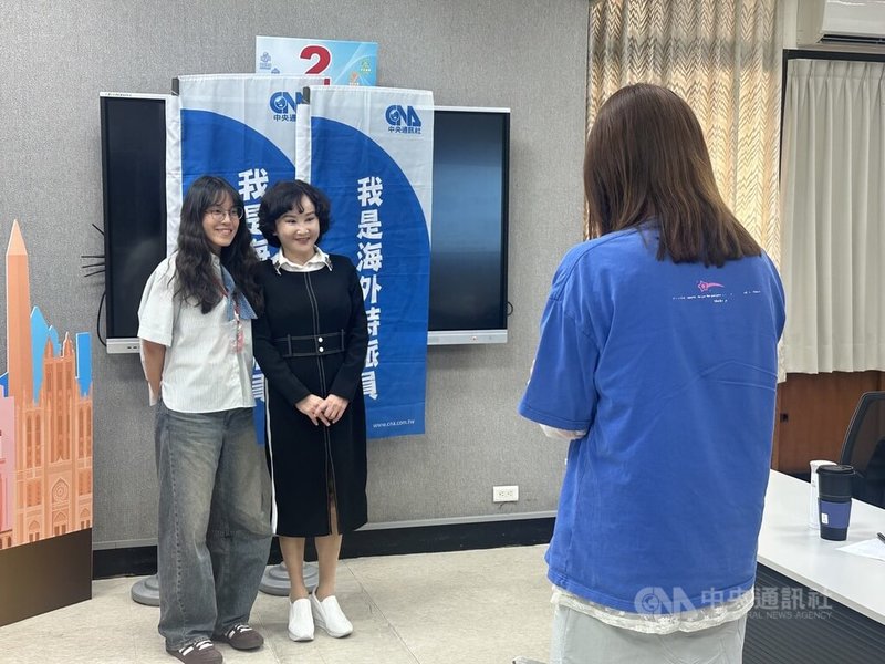 中央通訊社第9屆「我是海外特派員」中區培訓營9日上午登場，學員許靜玟（後左）與中央社社長胡婉玲（後右）合影。中央社記者趙麗妍攝 115年5月9日