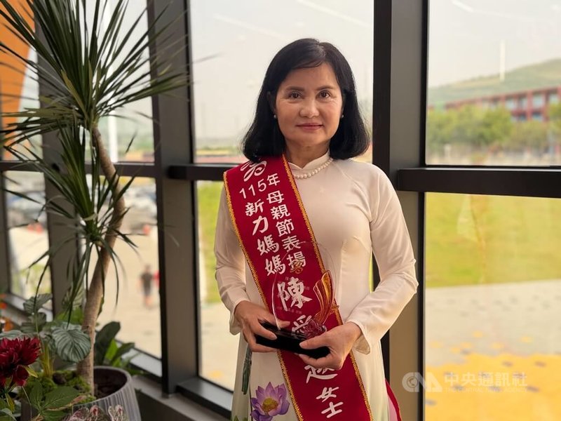 來自越南的61歲女士陳愛越（圖）來台18年，她與先生無子女，仍全心全意照料罹癌公公、失智婆婆，以及無血緣關係孫女，以用雙手照料三代，獲頒「新力媽媽」獎項。中央社記者張已亷攝　115年5月9日