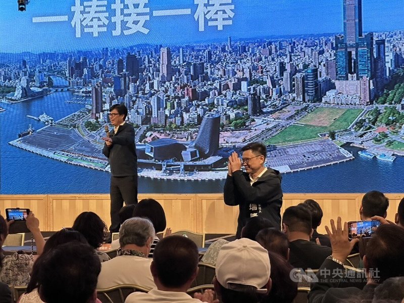 民進黨首場「台灣好生活」政策說明會9日在高雄登場，高雄市長陳其邁（後）登台宣講，呼籲大家支持綠色執政，力挺同黨立委賴瑞隆（前右立者）接棒。中央社記者林巧璉攝　115年5月9日