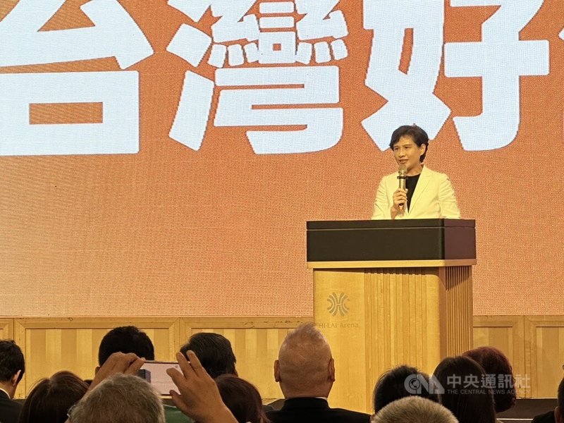 民進黨首場「台灣好生活」政策說明會9日在高雄漢神巨蛋舉行，行政院副院長鄭麗君（後）帶隊南下宣講，強調中央對高雄大力支持，也呼籲民眾支持綠色執政。中央社記者林巧璉攝　115年5月9日