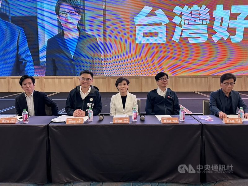 民進黨首場「台灣好生活」政策說明會9日在高雄登場，由行政院副院長鄭麗君（中）帶隊宣講，包括行政院秘書長張惇涵（左）、金管會主委彭金隆（右）、高雄市長陳其邁（右2）、民進黨高雄市長參選人賴瑞隆（左2）等出席。中央社記者林巧璉攝　115年5月9日