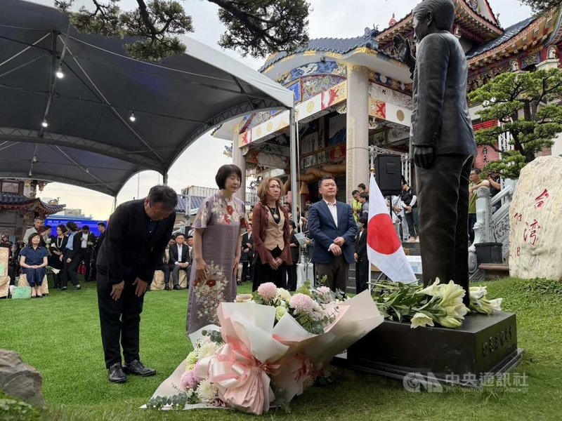 前日本首相安倍晉三夫人安倍昭惠一行約70多人9日拜訪高雄市鳳山區紅毛港保安堂，眾人陸續向安倍晉三銅像獻花致意。中央社記者張已亷攝　115年5月9日
