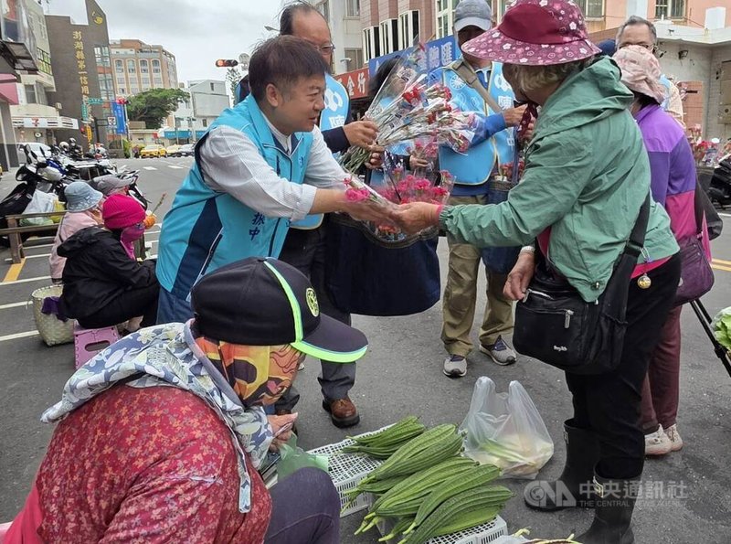 國民黨澎湖縣長參選人陳振中（中左）9日前往澎湖最大的北辰市場，向辛勞付出的母親們，致上最誠摯的祝福。中央社  115年5月9日