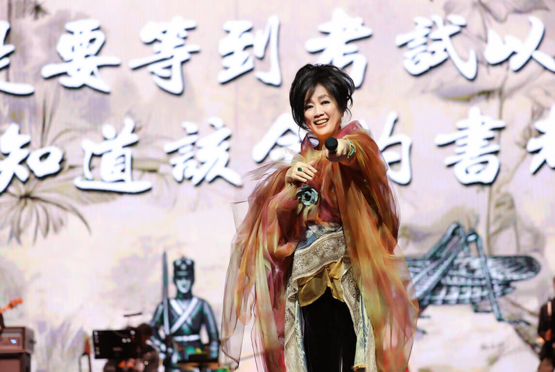 歌手齊豫（圖）「風采依舊．在」演唱會9日晚間在台北流行音樂中心登場，她不時將麥克風指向觀眾，邀請全場大合唱。（滾石唱片提供）中央社記者王心妤傳真 115年5月9日