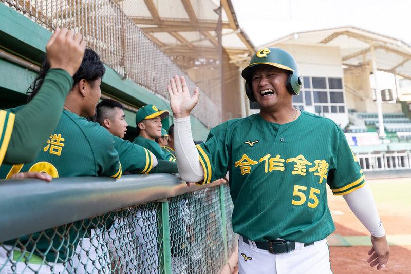 115年全國成棒甲組春季聯賽9日進行4強賽，合作金庫團隊3轟，其中馬文修（右）敲出滿貫砲，助合庫以22比4，7局擊敗列特博生技，晉級冠軍戰。（中華民國棒球協會提供）中央社記者謝靜雯傳真　115年5月9日