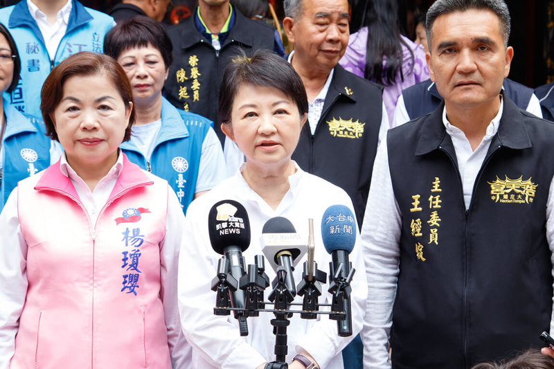 台中市長盧秀燕（前中）9日接受媒體聯訪，回應立法院通過軍購條例表示，立法院三讀展現民意，也呼籲國家要兼顧財政，注意民生與經濟。（讀者提供）中央社記者趙麗妍傳真 115年5月9日