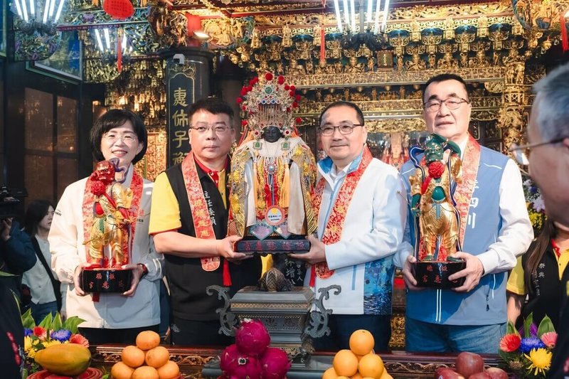 新北市板橋慈惠宮慶典遶境9日舉行，新北市長侯友宜（右2）、民進黨新北市長參選人蘇巧慧（左）、國民黨市長參選人李四川（右），同時祈福起駕。（蘇巧慧競選辦公室提供）中央社記者黃旭昇傳真   115年5月9日