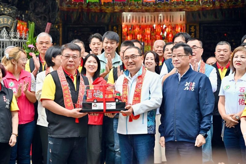 新北市長侯友宜（前右3）9日前往板橋區慈惠宮參香，感謝廟方公益善舉，捐贈市政府地震體驗車及資源回收車。侯友宜回贈廟方感謝狀，前右2為市府消防局長陳崇岳。（新北市政府新聞局提供）中央社記者黃旭昇傳真  115年5月9日