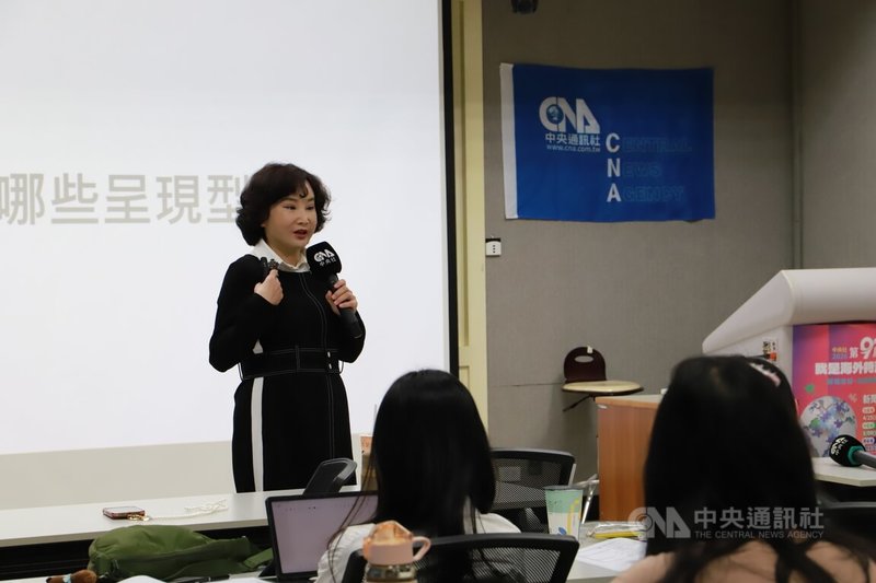 中央通訊社第9屆「我是海外特派員」中區培訓營9日上午登場，中央社社長胡婉玲開場致詞勉勵學員。中央社記者蘇木春攝 115年5月9日