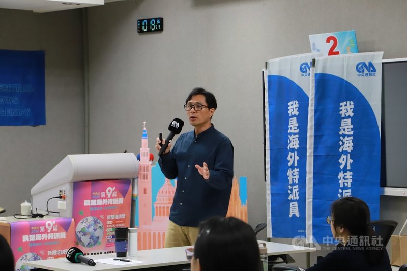 中央通訊社第9屆「我是海外特派員」中區培訓營9日上午登場，課程內容多元，中央社資訊中心主任編輯黃瑞弘講授「媒體識讀與新聞採寫準則」。中央社記者蘇木春攝 115年5月9日