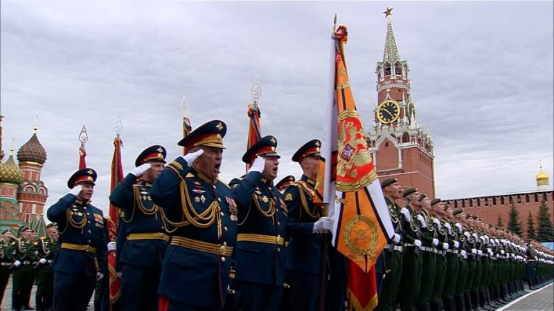 俄羅斯軍人9日在首都莫斯科市中心紅場參加勝利日閱兵式。（Kremlin.ru/Handout via 路透社）