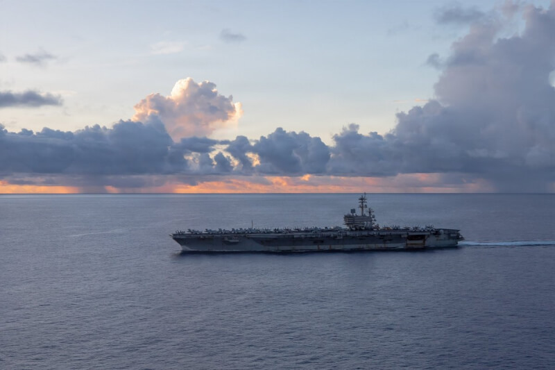 圖為參與封鎖伊朗行動的美國航空母艦布希號。（x.com/CENTCOM）