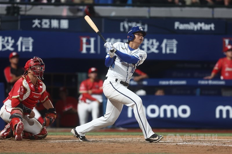 中職富邦悍將孔念恩8日短打點成內野滾地球的三呎線跑壘判決討論，孔念恩表示，總教練後藤光尊賽前有再提醒。（中央社檔案照片）