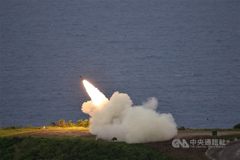 圖為陸軍HIMARS海馬士多管火箭系統實施射擊演練。（中央社檔案照片）