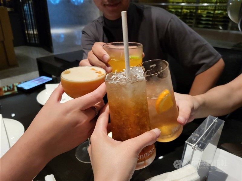 適逢母親節慶祝活動多，衛福部提醒，諮詢酒癮相關問題者49%為家屬，顯見飲酒問題常衝擊家庭，籲適當求助。（中央社檔案照片）