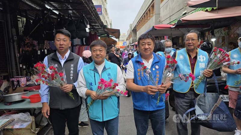 國民黨澎湖縣長參選人陳振中（左2）9日在議長陳毓仁（左）、等人的陪同下，一大早前往澎湖最大的北辰市場，分送給採買的婆婆、媽媽和攤位的婦人，向辛勞付出的母親們，致上最誠摯的祝福。中央社  115年5月9日
