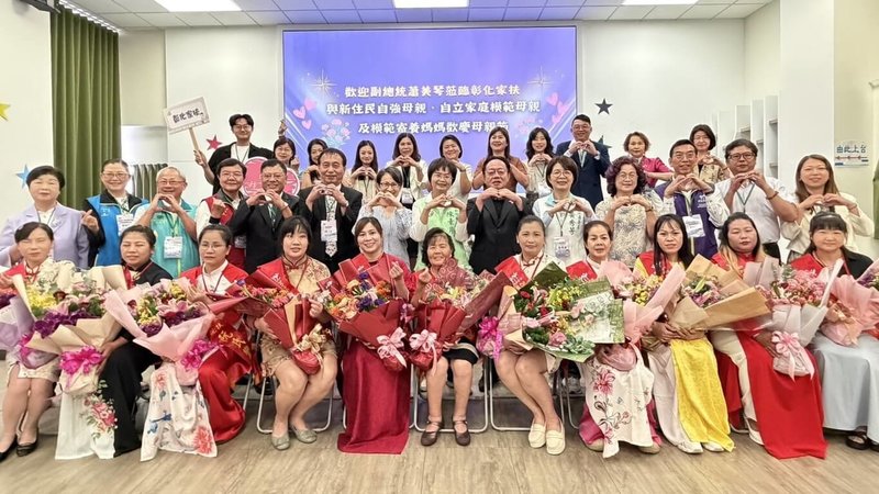 副總統蕭美琴（中排左7）、民進黨立委陳素月（中排右7）9日參加彰化家扶中心母親節感恩活動，蕭副總統表示，整合中央政策與地方資源，持續給予家庭全方位支持，及透過托育政策與補助減輕父母親育兒負擔。（彰化家扶中心提供）中央社記者蕭博陽彰化縣傳真 115年5月9日