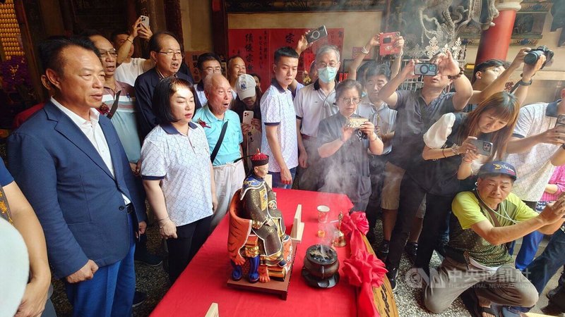 相傳由清代名將王得祿興建的嘉義縣溪北六興宮，建廟滿200週年，廟方特邀泥塑工藝師為王得祿塑像，9日為王得祿塑像開光並入祠供人朝拜。嘉義縣長翁章梁（左1）說，王得祿神像入祠享受香火，得以保佑鄉親。中央社記者蔡智明攝　115年5月9日